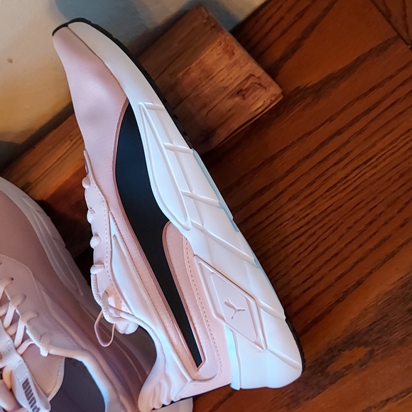 NWT and box women's PUMA soft foam sneakers...size 8 - Picture 2 of 5